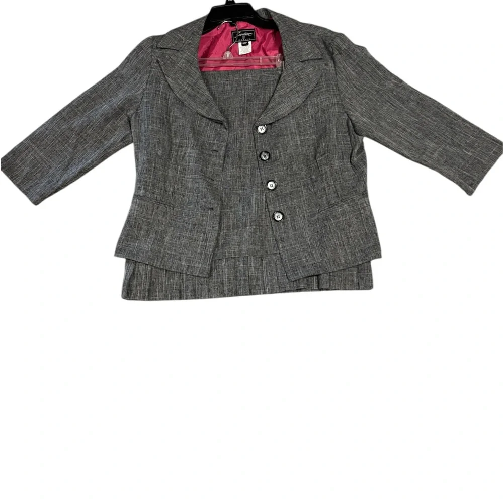 Elegant Women's Gray Blazer with Pink Lining - Picture 1 of 5